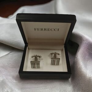 MEN'S FERRECCI SQUARE SILVER CUFFLINKS WITH MULTI COLOR LINES  IN JEWELRY BOX.